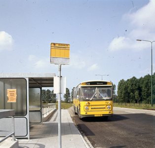 846096 Afbeelding van een streekbus bij de bushalte Waterbiestunnel aan de Zandveldseweg te Nieuwegein.